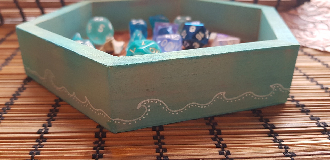 a closeup of the side of the dicebox, showing the waves in detail